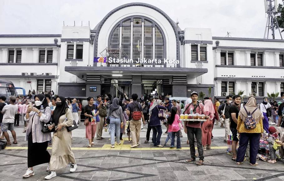 Suasana pedagang asongan yang menjajakan dagangannya kepada pengunjung saat menikmati libur akhir pekan di kawasan Kota Tua, Jakarta, Minggu 28 Agustus 2022.