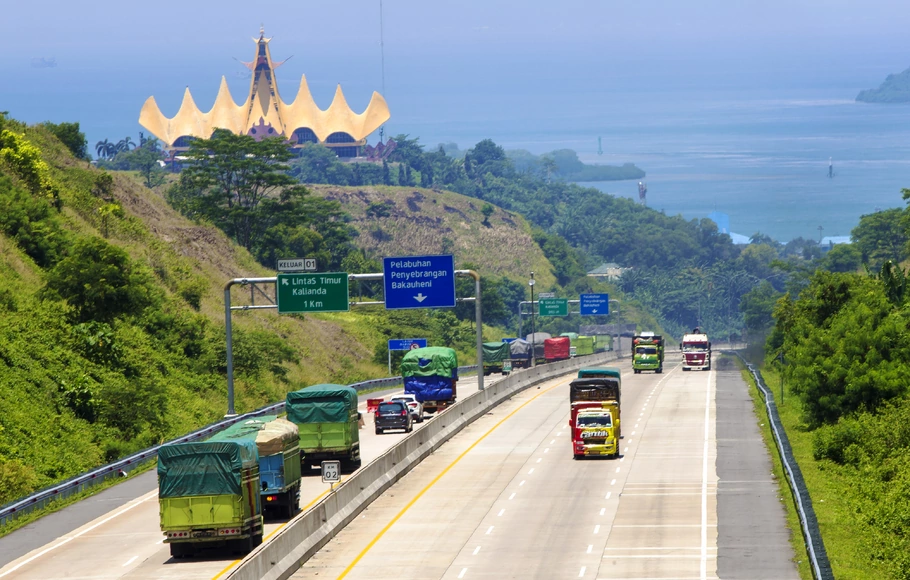 Sejumlah kendaraan angkutan logistik melintas di Jalan Tol Trans-Sumatera, Lampung. Pemerintah untuk terus membangun infrastruktur perekonomian agar perekonomian Indonesia dapat tumbuh lebih cepat dan dapat meningkatkan kesejahteraan masyarakat.