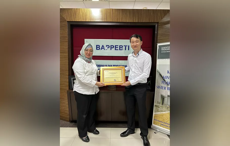 CEO PT Darmawan Capital, Oscar Darmawan, saat menerima sertifikat Persetujuan sebagai Pengelola Gudang Sistem Resi Gudang (SRG) untuk mengelola gudang komoditi timah dari Badan Pengawas Perdagangan Berjangka Komoditi (Bappebti) pada pertengahan Agustus 2022.