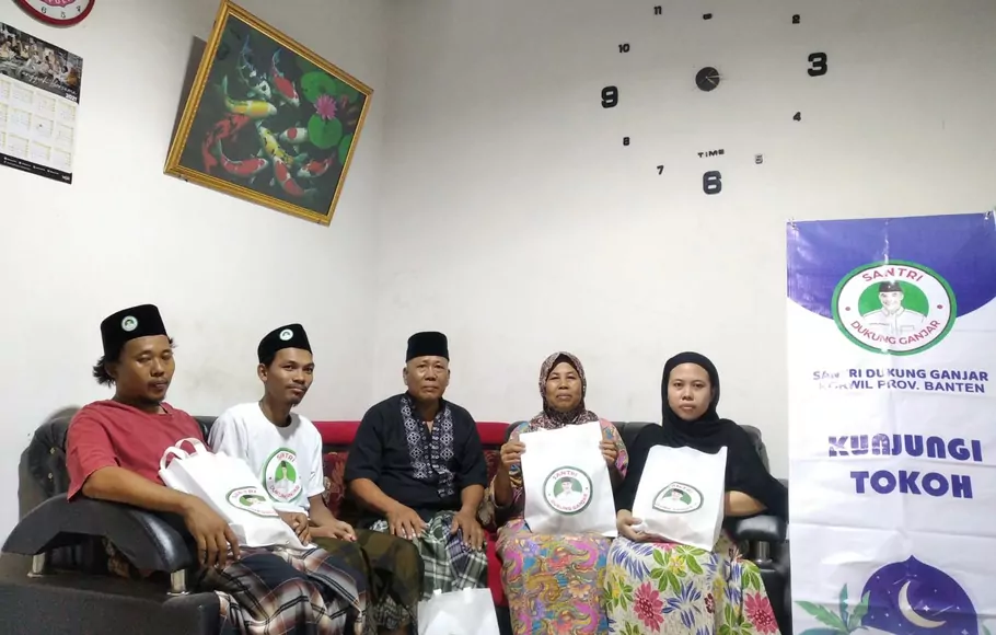 Santri Dukung Ganjar beri sumbangan ke pondok pesantren di Banten, Senin, 29 Agustus 2022.