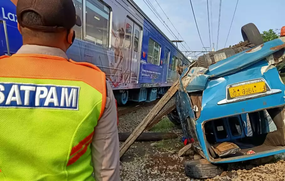 Sebuah angkot jurusan Citeureup-Pasar Anyar tertabrak kereta rel listrik (KRL) di perlintasan Kebon Pedes Bogor, Selasa 30 Agustus 2022.