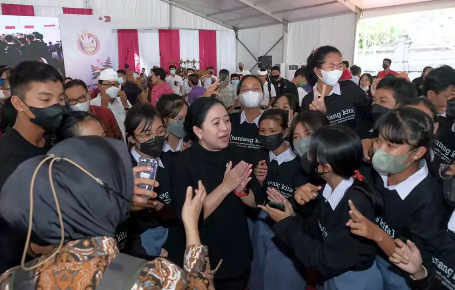 Ketua DPR, Puan Maharani melakukan sosialisasi pencegahan menikah dini kepada remaja di Desa Adat Pecatu, Kuta Selaran, Kabupaten Badung, Bali, Selasa, 30 Agustus 2022.