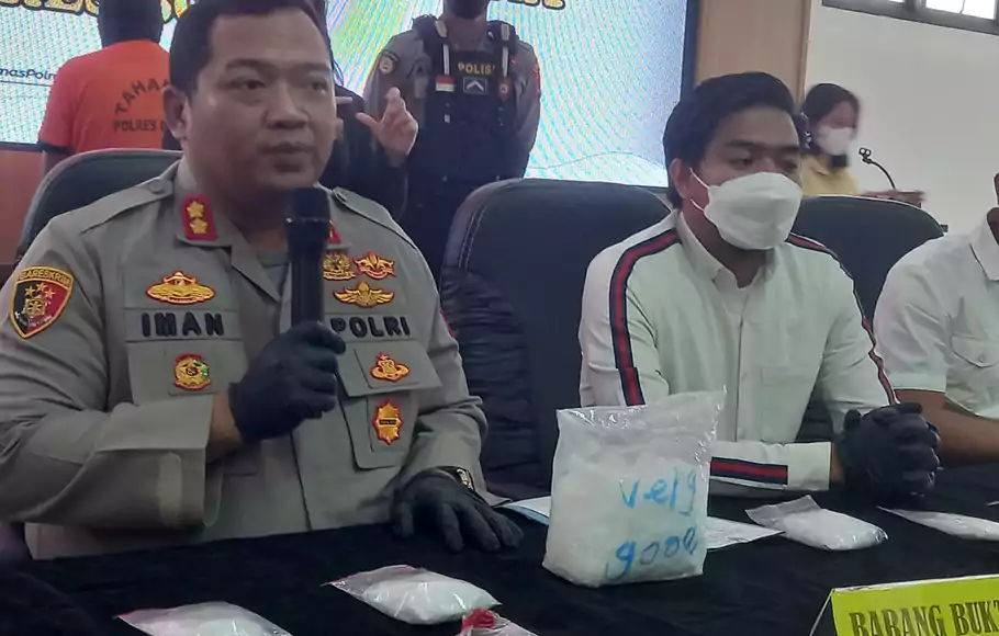 Kapolres Bogor AKBP Iman Imanuddin bersama Kasat Narkoba AKP M Ilham saat merilis kasus 1,3 kilogram narkotika jenis sabu di Mapolres Bogor, Cibinong, Rabu, 31 Agustus 2022.