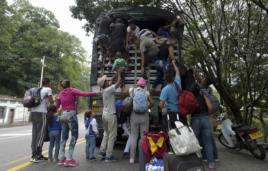 Migran Venezuela naik truk di jalan dari Cúcuta ke Pamplona, Kolombia, pada 10 Februari 2019. 