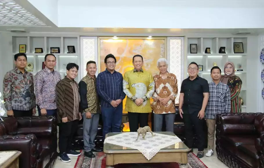 Ketua MPR, Bambang Soesatyo (tengah), saat menerima Yayasan Proklamator Bung Hatta (YPBH) yang menggagas sebuah program Museum Bung Hatta dalam platfom metaverse atau Hatta Memorial Heritage Virtual.