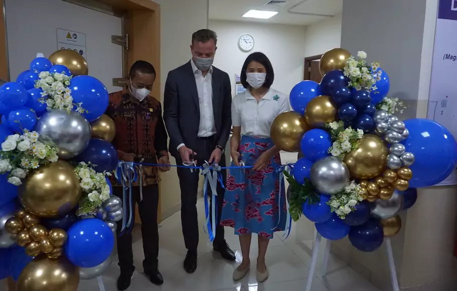Wakil Presiden Direktur Siloam Hospitals Group Caroline Riady (kanan) melakukan pengguntingan pita saat meresmikan Magnetic Resonace Imaging (MRI) 1,5 Tesla di Siloam Hospitals Kupang, Nusa Tenggara Timur (NTT), Kamis, 1 September 2022.