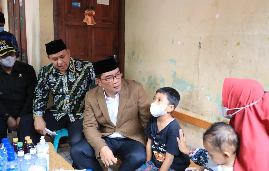 Gubernur Jawa Barat Ridwan Kamil bersama Tri Adhianto takziah ke rumah duka, Santoso Fauzi, Kamis, 1 September 2022.