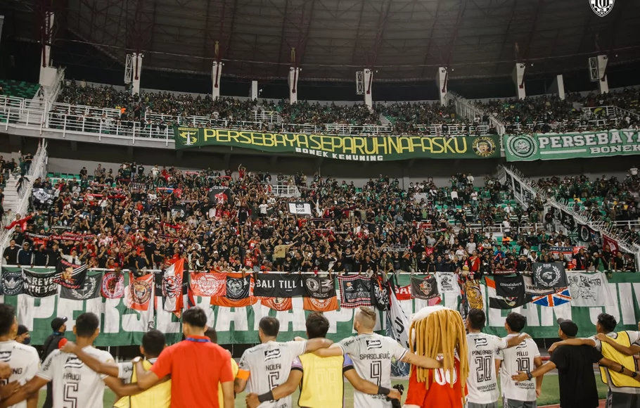 Pemain Bali United memberikan apresiasi kepada penonton di Stadion Gelora Bung Tomo, Surabaya.