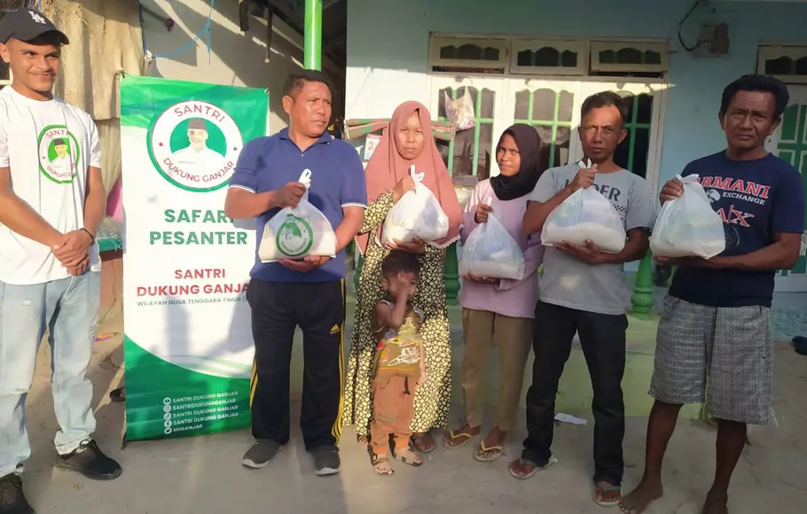 Relawan Santri Dukung Ganjar salurkan Paket sembako untuk warga di Labuan Bajo, Manggarai Barat, NTT, Jumat, 2 September 2022.