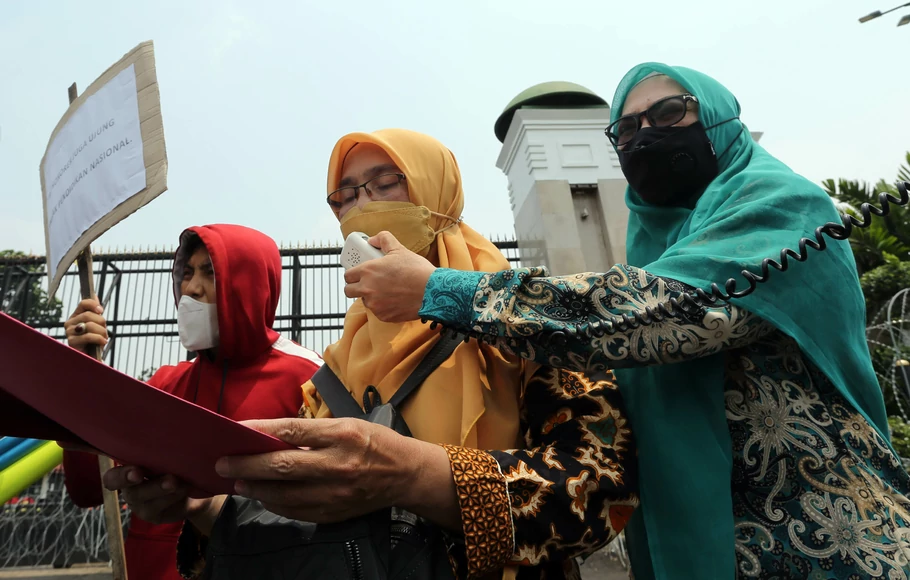 Sejumlah massa dari Forum Guru untuk Indonesia Cerdas melakukan aksi damai dan membacakan surat terbuka di depan Gedung DPR/MPR untuk mendukung dimasukkannya RUU Sisdiknas ke dalam Program Legislasi Nasional (Prolegnas) Prioritas Perubahan 2022, di Jakarta.