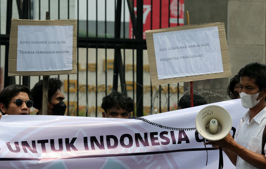 Sejumlah massa dari Forum Guru untuk Indonesia Cerdas melakukan aksi damai di depan Gedung DPR/MPR untuk mendukung dimasukkannya RUU Sisdiknas ke dalam Program Legislasi Nasional (Prolegnas) Prioritas Perubahan 2022, di Jakarta.