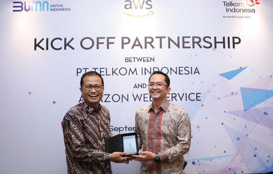 Direktur Strategic Portfolio Telkom Budi Setyawan Wijaya (kiri) melakukan foto bersama dengan Director ASEAN Growth Market AWS Haris Izmee (kanan) usai seremoni penandatanganan kerja sama antara Telkom dengan AWS Indonesia.