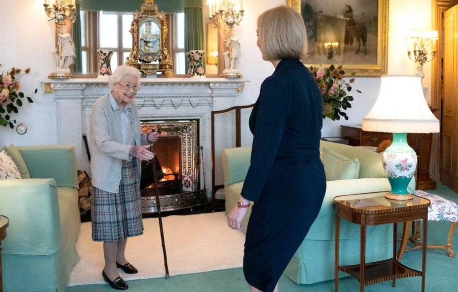 Ratu Inggris Elizabeth II dan Pemimpin Partai Konservatif yang baru serta Perdana Menteri terpilih Inggris Liz Truss bertemu di Kastil Balmoral di Ballater, Skotlandia, pada Selasa 6 September 2022, tempat Ratu mengundang Truss untuk membentuk Pemerintahan. 