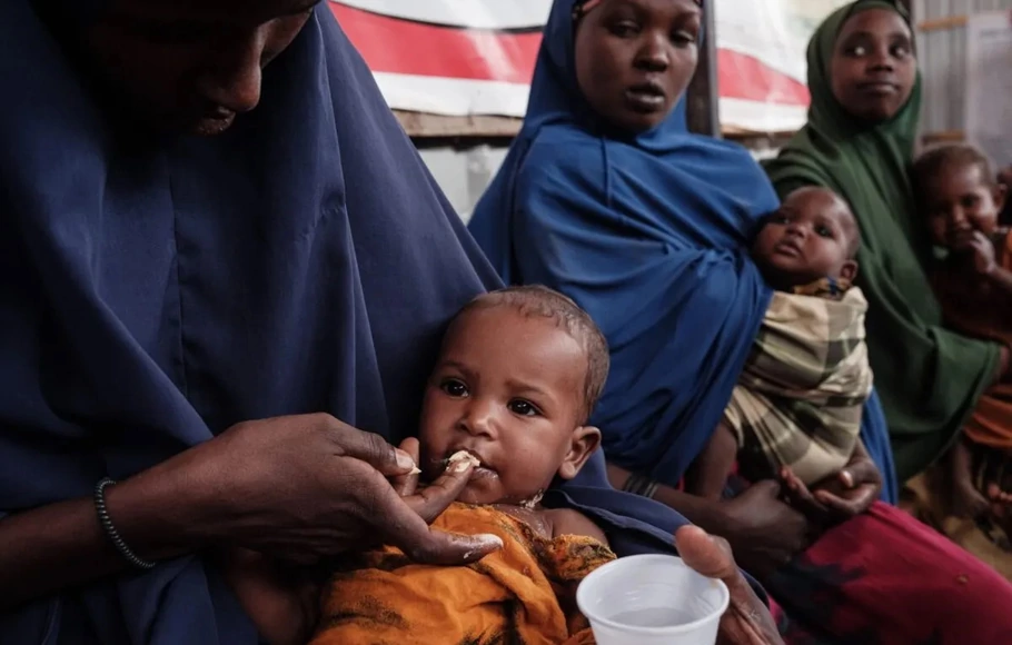 Seorang anak berusia delapan bulan menerima makanan bergizi tinggi di kamp Tawkal 2 Dinsoor untuk pengungsi internal (IDPs) di Baidoa, Somalia, pada 14 Februari 2022 