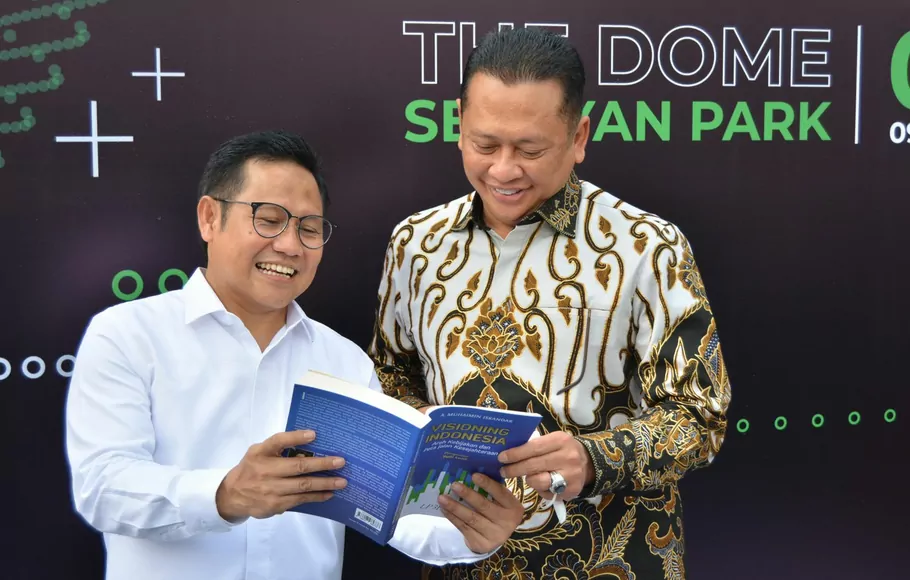 Ketua Umum PKB Muhaimin Iskandar bersama Ketua MPR Bambang Soesatyo dalam acara peluncuran buku 