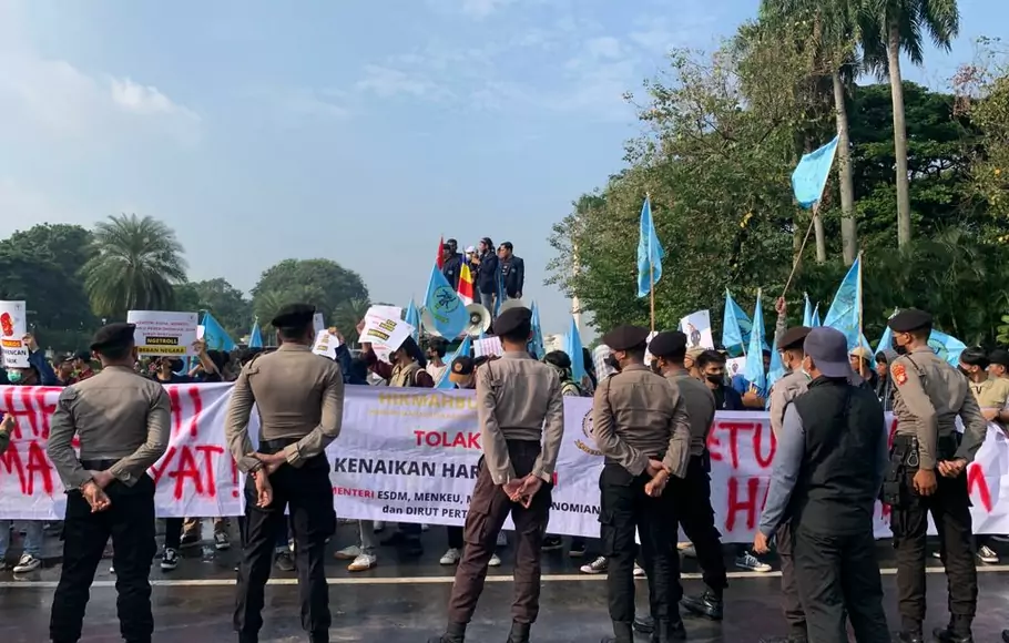 Himpunan Mahasiswa Buddhis Indonesia (PP Hikmahbudhi) demo menolak kenaikan harga bahan bakar minyak (BBM). 
