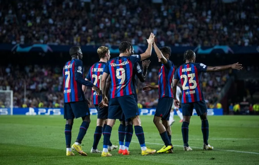 Selebrasi pemain Barcelona meyambut gol yang dicetak Robert Lewandowksi.