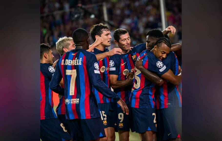 Striker Barcelona Robert Lewandowski merayakan gol yang dicetaknya bersama rekan-rekannya.
