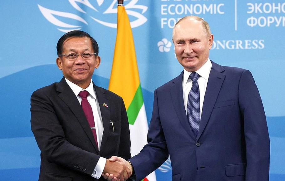 Kepala junta Myanmar Min Aung Hlaing (kiri) bertemu dengan Presiden Rusia Vladimir Putin (kanan) di Forum Ekonomi Timur di Vladivostok, Russia.
