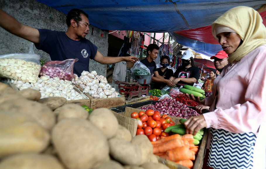 Pedagang melayani pembeli di pasar tradisonal Kebayoran Lama, Jakarta Selatan.