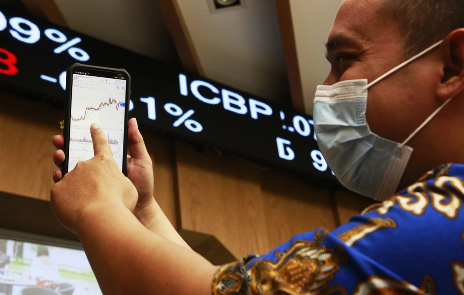 Investor di salah satu galeri sekuritas memperlihatkan pergerakan indeks melalui ponsel di Jakarta.