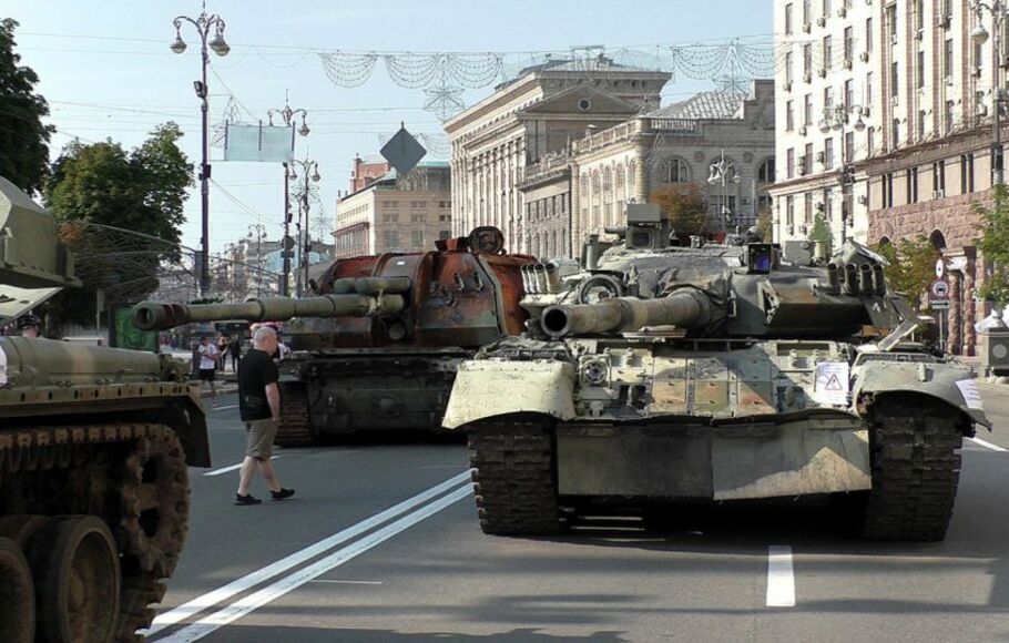 Pameran peralatan militer Rusia yang hancur di Kyiv, Ukraina.