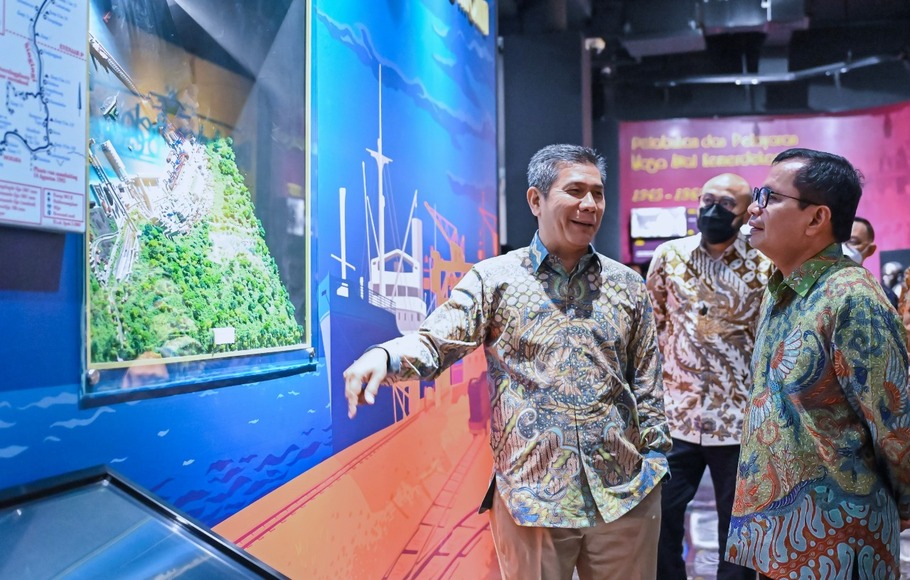 Direktur Utama Pelindo, Arif Suhartono (kiri) bersama Direktur Utama SIG, Donny Arsal (kanan) mengunjungi Museum Maritim Indonesia usai penandatanganan perjanjian induk kerjasama sinergi operasional dan pengembangan usaha di Jakarta, Rabu 7 September 2022. 