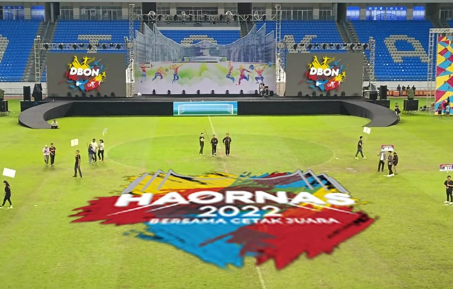 Persiapan jelang perayaan Hari Olahraga Nasional (Haornas) 2022 di Stadion Batakan, Kalimantan Timur.
