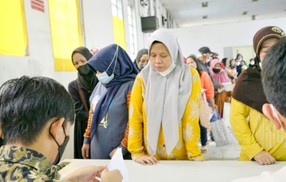 Warga mengantre untuk mengambil BLT BBM di Kantor Pos Kota Bandung, Jawa Barat, Jumat, 9 September 2022.  
