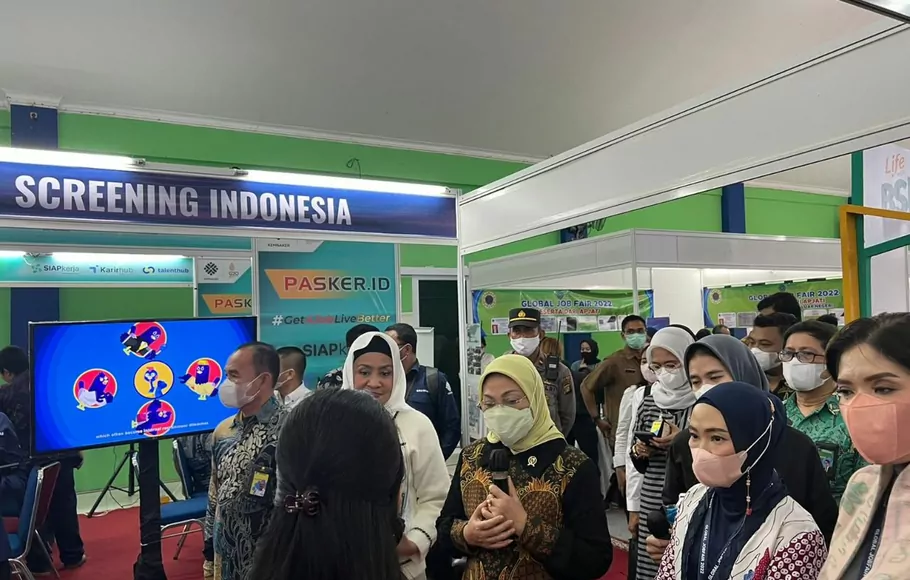 Menteri Ketenagakerjaan (Menaker) Ida Fauziyah, melakukan booth tour di acara pameran Global Job Fair 2022, di BBPVP Kota Bekasi, 9 September 2022.