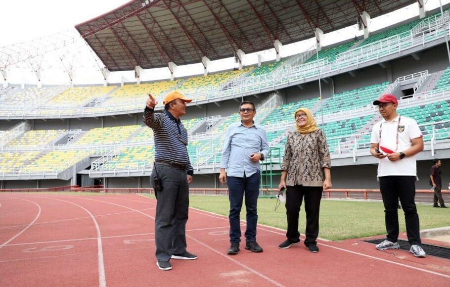 Wakil Ketua Asprov PSSI Jatim Amir Burhanuddin ditemani sejumlah pejabat Pemkot Surabaya saat meninjau Stadion Gelora Bung Tomo (GBT) Surabaya pada Jumat 9  September 2022.