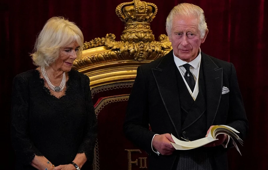 Permaisuri Kerajaan Inggris Camilla mendengarkan saat Raja Inggris Charles III berbicara selama pertemuan Dewan Aksesi di dalam Istana St James di London pada 10 September 2022
