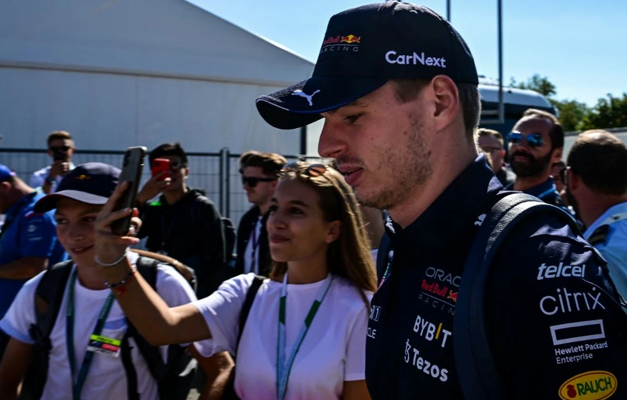 Pembalap tim Red Bull Racing Max Verstappen tiba sebelum sesi latihan ketiga jelang Grand Prix Formula Satu Italia.