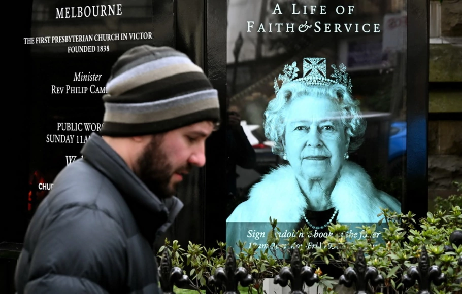 Potret Ratu ditampilkan di luar satu gereja di Melbourne pada Sabtu 10 September 2022, setelah meninggalnya Ratu Inggris Elizabeth II. 