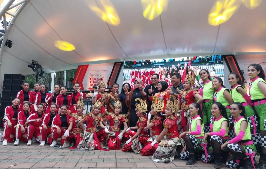 Direktur Utama Bank DKI Fidri Arnaldy dan anggota DPD Sylviana Murni bersama pemenang kompetisi Modern Dance di Cash Free Day 2022 di Thamrin 10 Food & Creative Park, Jakarta, pada Sabtu 10 September 2022.