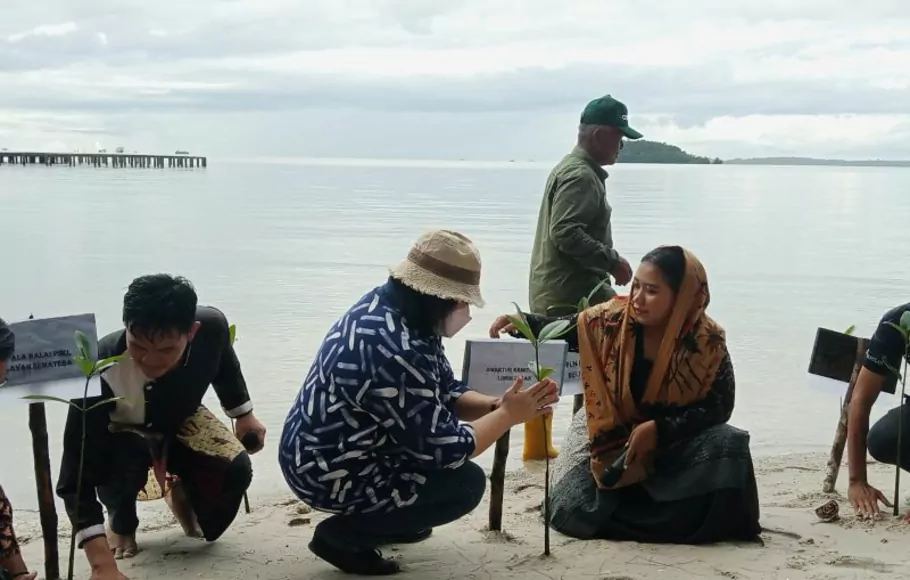 Direktur Kemitraan Lingkungan Ditjen Perhutanan Sosial dan Kemitraan Lingkungan, KLHK, Jo Kumala Dewi, saat melakukan penanaman mangrove di Belitung, Provinsi Babel, Minggu, 11 September 2022.