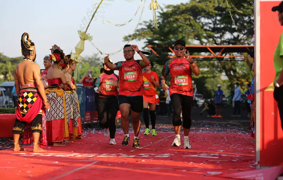Peserta lari dalam kegiatan Friendship Run Jakarta, yang merupakan rangkaian kegiatan Road to Borobudur Marathon di Jakarta, Minggu 11 September 2022.