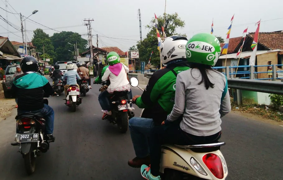 Pengendara ojol melintas di Jalan Merdeka kawasan Stasiun Bogor, Kota Bogor, Minggu 11 September 2022.