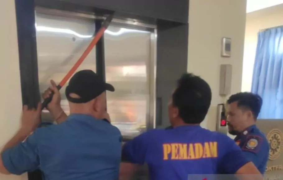 Petugas BPBD Kota Denpasar sedang melakukan proses evakuasi lima orang mahasiswa dari dalam lift di kampus Universitas Udayana, Denpasar, Bali, Minggu, 11 September 2022.