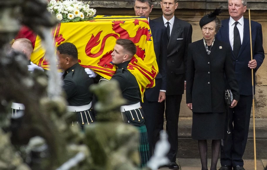 Pangeran Andrew (kiri), Wakil Laksamana Timothy Laurence (tengah), Pangeran Edward (ketiga kanan) dan Putri Anne berdiri sebagai peti mati Ratu Elizabeth II, terbungkus dengan Royal Standar Skotlandia, dibawa ke Istana Holyroodhouse, di Edinburgh pada 11 September 2022.
