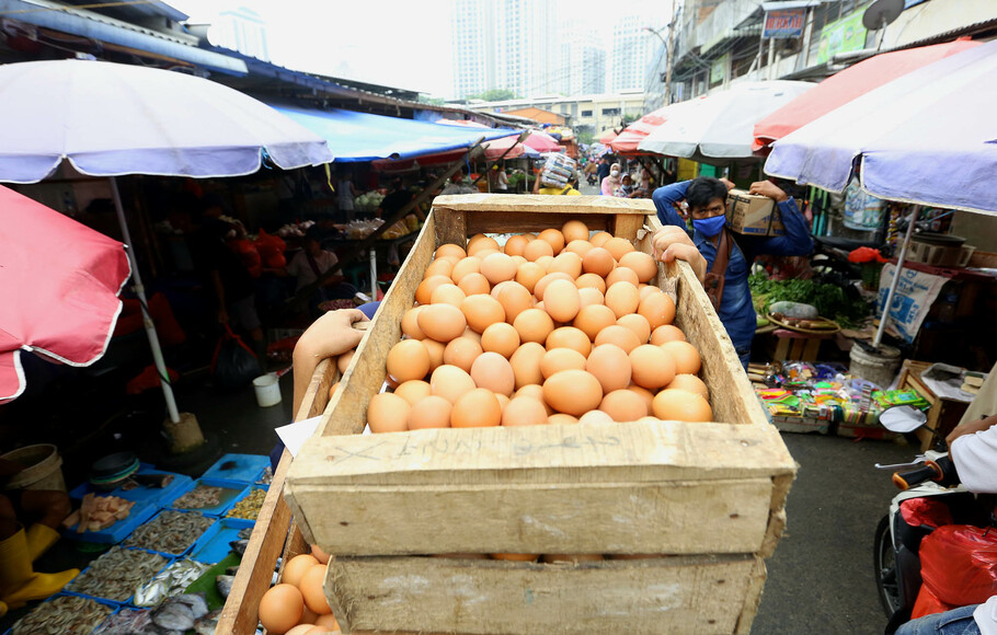 Pekerja membawa telur ayam di pasar tradisional di kawasan Jakarta Selatan, Senin, 12 September 2022.
