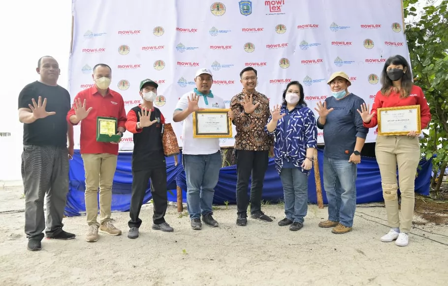 PT Mowilex Indonesia kembali bekerja sama dengan Ditjen Perhutanan Sosial dan Kemitraan Lingkungan, Kementerian Lingkungan Hidup dan Kehutanan (KLHK) menanam 10.000 bibit mangrove di Belitung.