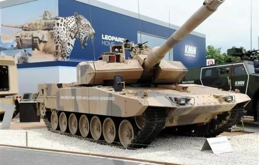 Foto dokumentasi pada 14 Juni 2010 di Eurosatory 2010, Villepinte dekat Paris menunjukkan tank tempur Leopard 2 A7 oleh produsen senjata Jerman Krauss-Maffei Wegmann (KMW).