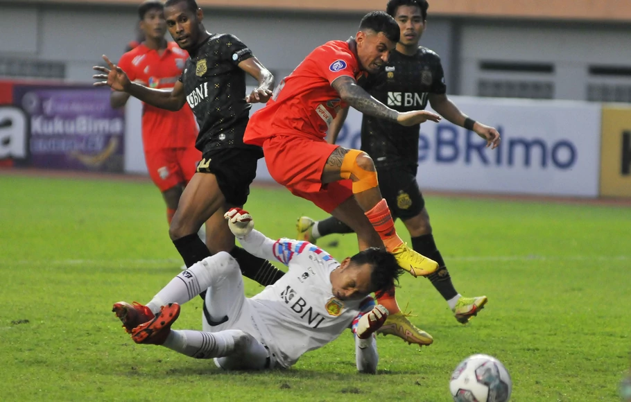 Penyerang Borneo FC Stefano Lilypaly (kedua kanan) berebut bola dengan penjaga gawang Bhayangkara FC Awan Setho (bawah) pada lanjutan Liga 1 di Stadion Wibawa Mukti, Kabupaten Bekasi, Jawa Barat, Selasa, 13 September 2022. Kedua tim bermain imbang 2-2. 