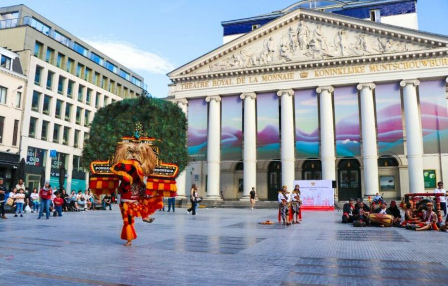 Penampilan Reog Ponorogo di Place de La Monnaie, Brussels, Belgia pada Senin 12 September 2022.