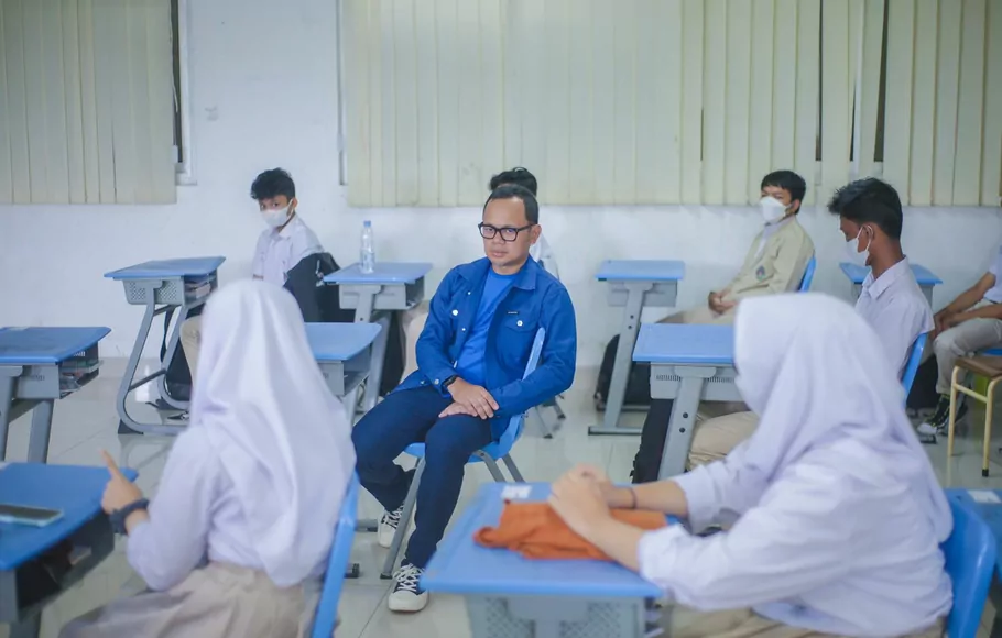 Wali Kota Bogor Bima Arya meninjau pelaksanaan PTM 100 persen di Sekolah Bosowa, Kota Bogor, Selasa 13 September 2022.