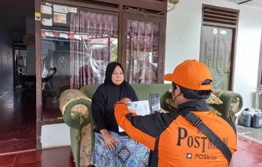 Pegawai Pos Indonesia menyalurkan bantuan langsung tunai bahan bakar minyak (BLT BBM) kepada keluarga penerima manfaat (KPM) yakni warga yang berusia lanjut.