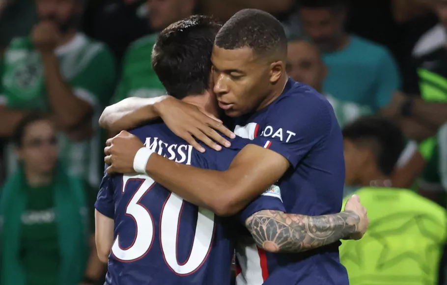 Dua penyerang Paris Saint-Germain (PSG), Lionel Messi (kiri) dan Kylian Mbappe, merayakan gol ke gawang Maccabi Haifa.