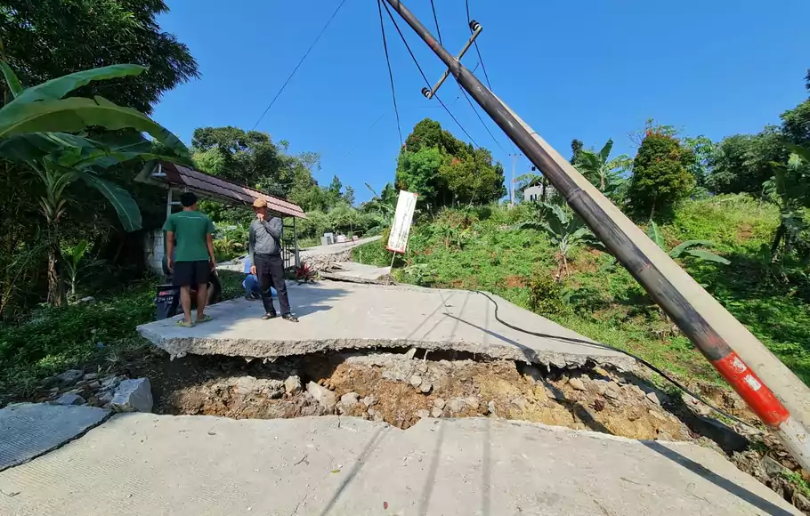 Kondisi jalan yang rusak akibat tanah bergeser di Bojongkoneng, Babakan Madang, Kabupaten Bogor, Kamis, 15 September 2022.