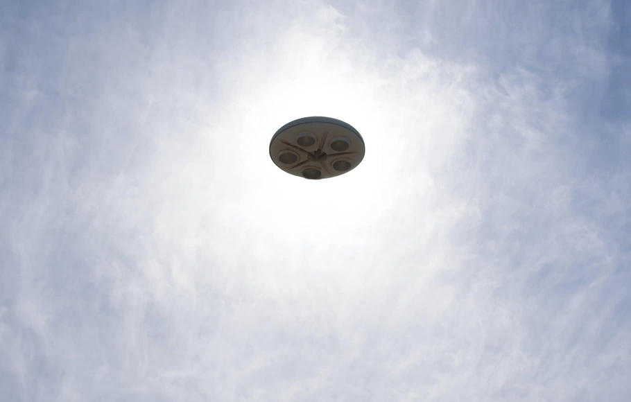 Ikustrasi benda terbang tak dikenal (UFO).